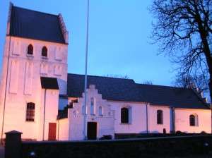 Asperup kirke med lys